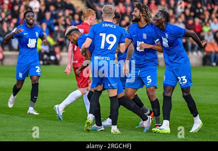 Whaddon Road, Cheltenham, Gloucestershire, Regno Unito. 8 agosto 2023. EFL Carabao Cup Football, Cheltenham Town contro Birmingham City; Juninho Bacuna di Birmingham City festeggia il punteggio nel 24° minuto per arrivare a 1-0 a Birmingham Credit: Action Plus Sports/Alamy Live News Foto Stock