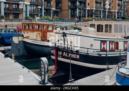 Londra, Regno Unito - 6 luglio 2023: Barche ormeggiate nei moli di St Katharine, un ex molo e ora un quartiere ad uso misto e l'unico porto turistico di Londra nel centro di Londra Foto Stock