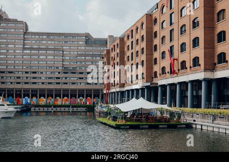 Londra, Regno Unito - 6 luglio 2023: Veduta della passeggiata del Cloister nei moli di St Katharine, un ex molo e ora un quartiere ad uso misto e l'unico porticciolo di Londra a Centr Foto Stock