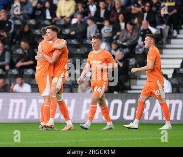 Pride Park, Derby, Derbyshire, Regno Unito. 8 agosto 2023. EFL Carabao Cup Football, Derby County contro Blackpool; Jake Beesley di Blackpool celebra il suo secondo gol con i suoi compagni di squadra nel 32nd Minute Credit: Action Plus Sports/Alamy Live News Foto Stock