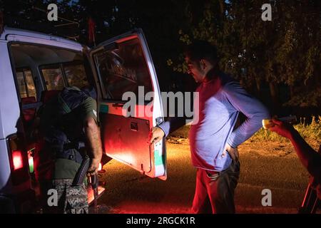 Srinagar, India. 8 agosto 2023. Il gruppo operativo speciale (SOG) di Jammu e la polizia del Kashmir conducono un'operazione di ricerca durante la sera prima del giorno dell'indipendenza dell'India, nella periferia di Srinagar. L'India segna la sua indipendenza dal dominio coloniale britannico il 15 agosto. Credito: SOPA Images Limited/Alamy Live News Foto Stock