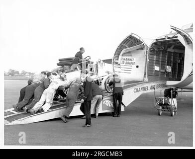 Bristol Freighter Mk.31 di Channel Air Bridge è caricato con un'automobile d'epoca. Foto Stock