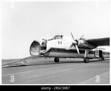 Bristol Freighter Mk.32 di Channel Air Bridge caricato con Ford Consul 329 UMG. Foto Stock