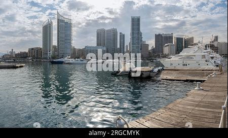 Una foto panoramica dello skyline del lungomare di Beirut nella baia di Zeitouna, Libano Foto Stock