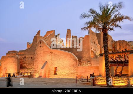 Vista serale di At-Turaif, sito Patrimonio Mondiale dell'Umanità, terrazza Bujairi, Diriyah, Riyadh, Arabia Saudita Foto Stock