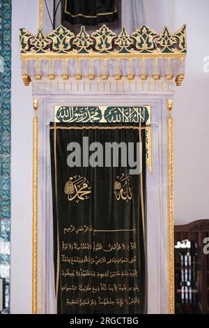 Istanbul, Turchia, Türkiye. Yeni Valide Mosque (ex Valide-i Cedid Camii). Iscrizione araba che copre l'ingresso al Minbar. Foto Stock