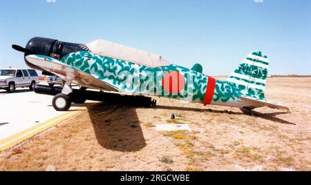 North American SNJ-5 Texan N3242G / ai-313 (msn 88-15757), una replica di Nakajima B5N 'Kate' delle forze aeree confederate all'aeroporto di Midland il 8-10 ottobre. Foto Stock