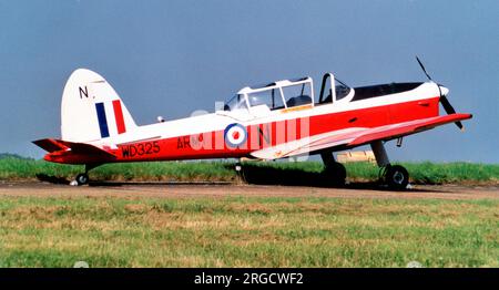 Army Air Corps - de Havilland DHC-1 Chipmunk T.10 WD325 (msn C1/0555-DHB.f443), del volo storico dell'Army Air Corps, con sede a AAC Middle Wallop. Visto alla Fiera aerea di Biggin Hill il 3 settembre 2005. Foto Stock