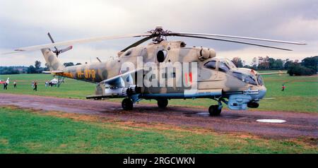 MIL mi-35P 11 Red (msn 3532431723858), mentre a Helitech, Redhill nel settembre 1989. (Ancora con l'antenna H-370 del salone di Parigi) Foto Stock