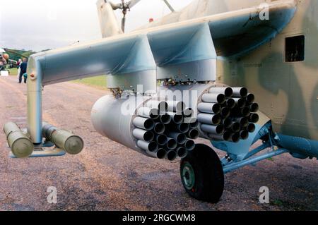 MIL mi-35P 11 Red (msn 3532431723858), mentre a Helitech, Redhill nel settembre 1989. (Ancora con l'antenna H-370 del salone di Parigi) Foto Stock