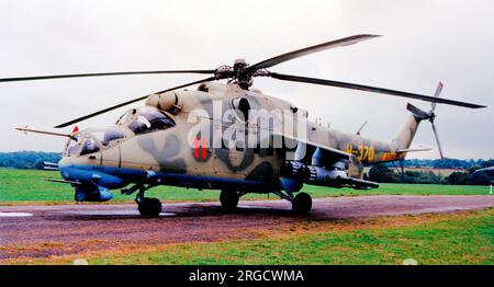 MIL mi-35P 11 Red (msn 3532431723858), mentre a Helitech, Redhill nel settembre 1989. (Ancora con l'antenna H-370 del salone di Parigi) Foto Stock