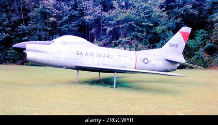 Nord America F-86L Sabre 51-5891 (MSN 173-35), un F-86D aggiornato a F-86L, in mostra con Georgia ANG a Savannah, Georgia Intl Airport, il 6 ottobre 1992. Foto Stock