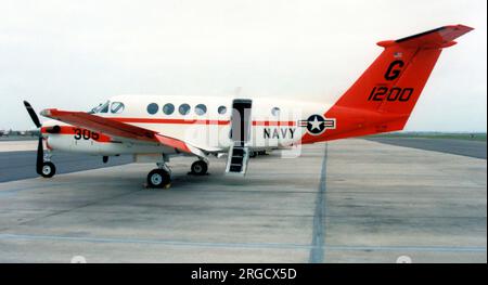 United States Navy - Beech TC-12B Huron 161200 (MSN BJ-16, call-sign '305'), ex-formazione Squadron 35 (VT-35), formazione Air Wing 4 (TAW-4), NAS Corpus Christi, TX, in magazzino aperto. Foto Stock