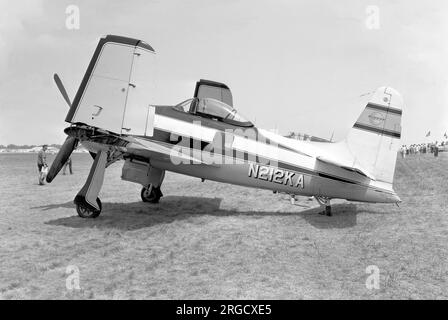 Grumman F8F-2P Bearcat N212KA (msn D.902, ex BuAer 121528), dotato di un abitacolo nella fusoliera. Questo aeromobile è stato distrutto il 12 dicembre 1968 quando il motore si è guastato al decollo, a causa del peso del contrappeso che si allenta e che tutte le bielle sono state troncate in un ordine molto breve. Foto Stock