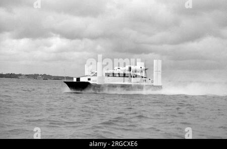 Vickers VA.3 hovercraft G-15-243, in corso durante le prove sul Solent, 17 maggio 1962. Foto Stock