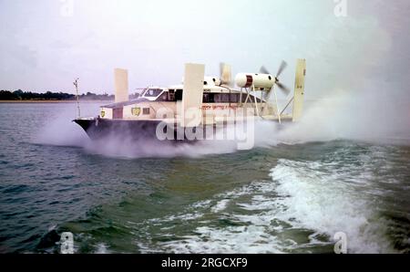 Vickers VA.3 hovercraft G-15-243, in corso nelle marcature di British United Airways, durante i servizi di linea di passeggeri tra Rhyl, Galles del Nord e Wallasea, nr. Liverpool, da luglio a settembre 1962. Foto Stock