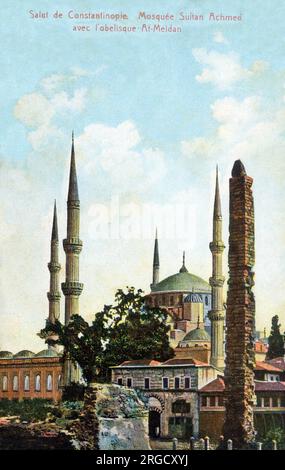 La Moschea Blu di Istanbul, conosciuta anche con il suo nome ufficiale, la Moschea del Sultano Ahmed, è una moschea imperiale di epoca ottomana situata a Istanbul, Turchia, costruita tra il 1609 e il 1616 durante il dominio di Ahmed I. In primo piano è l'Obelisco murato o obelisco in muratura (Orme Dikilitas), un monumento romano nell'ex Ippodromo di Costantinopoli, ora Piazza Sultanahmet. Si trova all'estremità meridionale dell'antica pista da corsa dei carri della barriera centrale di Costantinopoli, accanto all'Obelisco di Teodosio e alla colonna serpentina. Foto Stock