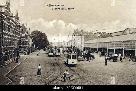 L'Aia (Den Haag o 's-Gravenhage) - Den Haag Hollands Spoor (la ferrovia olandese dell'Aia) e la Stationsplein, Paesi Bassi. Un edificio neorinascimentale progettato da Dirk Margadant. Foto Stock