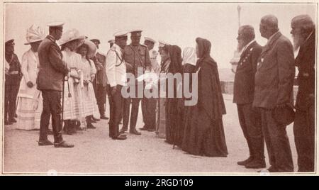 Russia - lo zar Nicola II e la sua famiglia a Sevastopol (Sebastopol) incontrano e salutano i veterani della guerra di Crimea (combattuta tra il 1853-1856) e le vedove di eroi di guerra che hanno perso la vita nel conflitto. Foto Stock