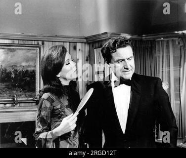 Screenshot della deliziosa Diana Rigg, nel ruolo di Emma Peel, con Patrick MacNee nel ruolo di John Steed, nell'iconico "The Avengers" di ITV. Foto Stock