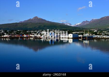 Akureyri, la città principale della regione nord-orientale, è soprannominata capitale dell'Islanda settentrionale. La città è vista da una nave da crociera in arrivo. Foto Stock