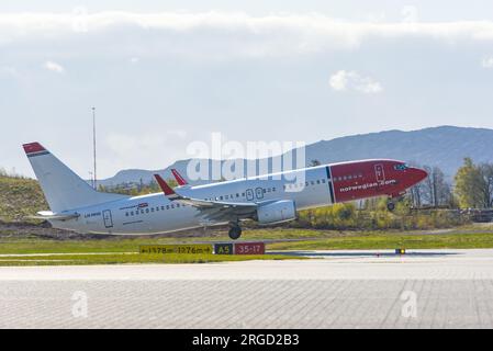 Aereo norvegese Boeing 737 decolla dall'aeroporto di Bergen, Norvegia Foto Stock