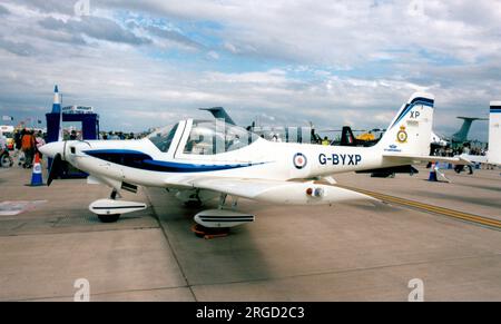 Grob G-115E Tutor G-BYXP (msn 82173), gestito da VT Aerospace Ltd., per le attività di Air Squadron della Royal Air Force University e Air Experience. Visto al Royal International Air Tattoo - RAF Fairford il 17 luglio 2002 Foto Stock