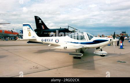Grob G-115E Tutor G-BYXM (msn 82173), gestito da VT Aerospace Ltd., per le attività Air Squadron della Royal Air Force University e Air Experience. Visto al Royal International Air Tattoo - RAF Fairford il 17 luglio 2002 Foto Stock