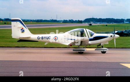 Grob G-115E Tutor G-BYUC (msn 82088/e), gestito da VT Aerospace Ltd., per le attività Air Squadron della Royal Air Force University e Air Experience. Foto Stock