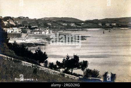 St Mawes (Lannvowsedh) - un villaggio all'estremità della penisola di Roseland, nella parte orientale del porto di Falmouth, sulla costa meridionale della Cornovaglia. Il villaggio, in precedenza due frazioni separate, si trova sulla riva orientale delle Carrick Roads, un grande corso d'acqua. Foto Stock