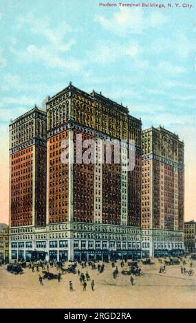 L'Hudson Terminal era una stazione di transito rapido e un complesso di uffici-torri nel quartiere radio Row di Lower Manhattan a New York City, Stati Uniti. Aperto tra il 1908 e il 1909, era composto da una stazione terminale per la Hudson & Manhattan Railroad, oltre a due grattacieli per uffici di 22 piani e tre piani interrati. Foto Stock