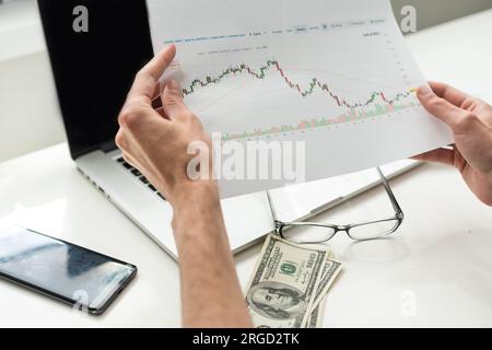 analisi dei dati in borsa: su grafici e preventivi stampe, smartphone, occhiali e penna Foto Stock