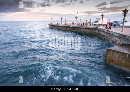 Dumaguete, Isola di Negros, Filippine - 1 febbraio 2023: I filippini e le loro famiglie si rilassano, socializzano e si godono il fresco del tramonto. Foto Stock