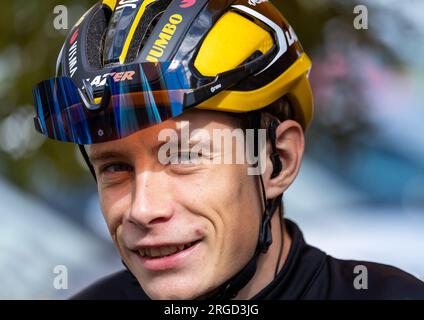 Osijek, Croazia, 27 settembre 2022: Ritratto del famoso ciclista Jonas Vingegaard (presentando il team Jumbo-Visma) che si prepara a iniziare la gara in campionato Foto Stock