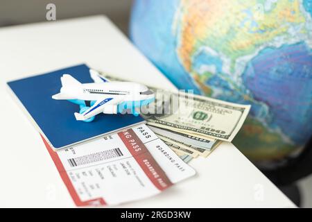visto di viaggio, assicurazione volo, voli internazionali, turismo e vacanza, passaporto, aereo e bagaglio su sfondo blu con spazio per le copie Foto Stock