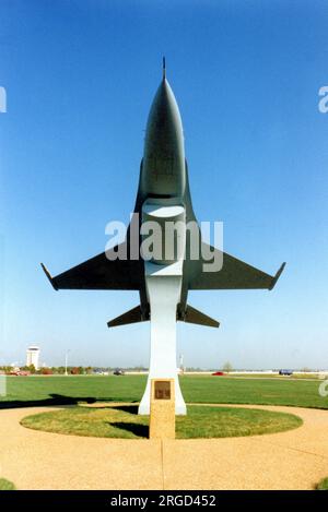 General Dynamics F-16A Block 1 Fighting Falcon 78-001 (MSN 61-7), il primo F-16 consegnato all'USAF, in mostra a Langley AFB, Virginia. Foto Stock