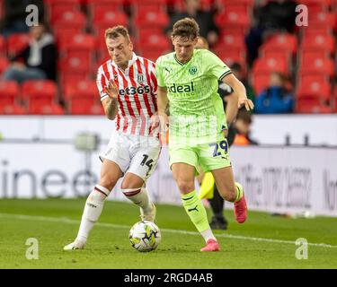 8 agosto 2023; Bet365 Stadium, Stoke, Staffordshire, Inghilterra; EFL Carabao Cup Football, Stoke City contro West Bromwich Albion; Taylor Gardner-Hickman del West Bromwich Albion disputato da Josh Tymon dello Stoke City Foto Stock