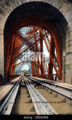 Interno di Forth Bridge, dal sud - Scozia Foto Stock