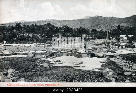 La gente del posto si bagna nel fiume Roseau, Dominica, un'isola montuosa dei Caraibi con sorgenti termali naturali e foreste pluviali tropicali. A questo punto, parte delle British Leeward Islands (fino al 1958). Il 3 novembre 1978, al Commonwealth di Dominica fu concessa l'indipendenza come repubblica. Foto Stock