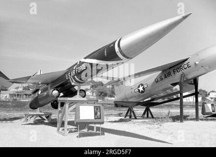 Boeing CIM-10 BoMARC (Boeing Michigan Aeronautical Research Center) missili intercettori in mostra presso il museo USAF, Wright-Patterson Air base. Foto Stock