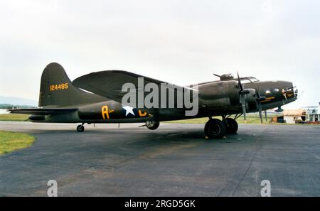 Boeing B-17G-85-DL Fortress N3703G - 'TANKER Number 78' (msn , ex 44-83546), visto dipinto come 41-24485 'Memphis Belle', per l'omonimo film. Foto Stock