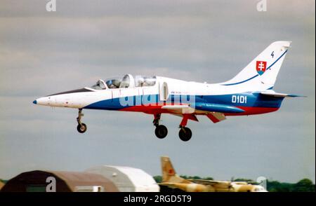 Slovak Air Force - Aero L-39C Albatros 0101 (msn 240101), del White Albatros display team, presso la RAF Fairford il 22 luglio 1995 per il Royal International Air Tattoo. Foto Stock