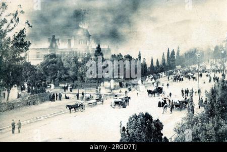 Bloemfontein, Orange Free State, Sud Africa - edificio governativo in fiamme. Notate la Union Flag sulla cupola, che mostra che si tratta di un riutilizzo di un'immagine precedente (il dominio britannico terminò nel 1905!!). Foto Stock