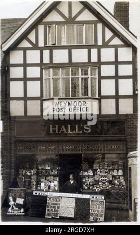 Ufficio postale di Weymoor e Hall's Newsagents Shop, Harborne, sud-ovest di Birmingham. Nota: La cabina/chiosco K3 (a destra) - il K3, introdotto nel 1929, sempre da Giles Gilbert Scott, era simile al K2 ma era costruito in cemento armato e destinato all'uso a livello nazionale. Più economico del K2, era ancora significativamente più costoso del K1 e quindi rimaneva la scelta per siti a basso reddito. Foto Stock