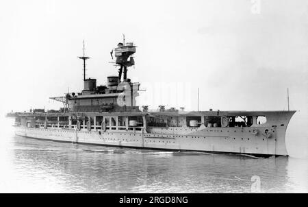 Royal Navy - HMS Eagle 94, una portaerei convertita dalla corazzata classe Almirante Latorre "Almirante Cochrane", ordinata dal Cile, ma mai consegnata. Visto nell'aprile 1933 Foto Stock