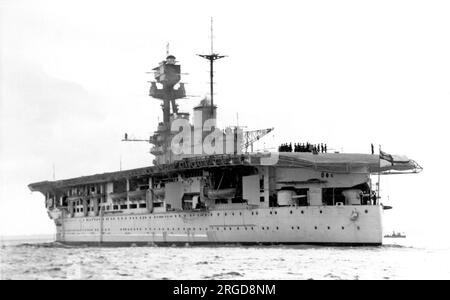 Royal Navy - HMS Eagle 94, una portaerei convertita dalla corazzata classe Almirante Latorre "Almirante Cochrane", ordinata dal Cile, ma mai consegnata. Visto nell'aprile 1933 Foto Stock