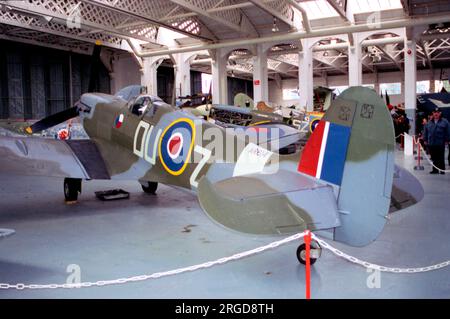 Supermarine 349 Spitfire LF Mk.VC G-BUWA / AR614, della Flying Heritage Collection, a Duxford. Foto Stock