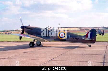 Supermarine Spitfire Mk IIa G-AWIJ / P7350 (msn CBAF.14), di Spitfire Productions Limited. Foto Stock