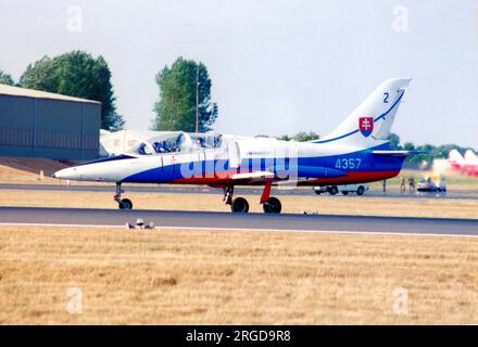 Aeronautica slovacca - Aero L-39C Albatros 4357 / numero 2 (msn 834357), della squadra di esposizione White Albatros, alla RAF Fairford il 29 luglio 1994 per il Royal International Air Tattoo. Foto Stock