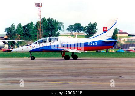 Slovak Air Force - Aero L-39C Albatros 0443 (msn 530443), del White Albatros display team, presso la RAF Fairford il 29 luglio 1994 per il Royal International Air Tattoo. Foto Stock